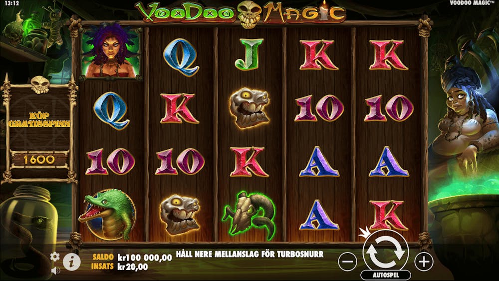 Voodoo Magic slot med mörk bakgrund och toner i lila och grönt. Symbolerna är en mix av kortsymboler och tematiska objekt som voodoo-dockor och dödskallar. 
