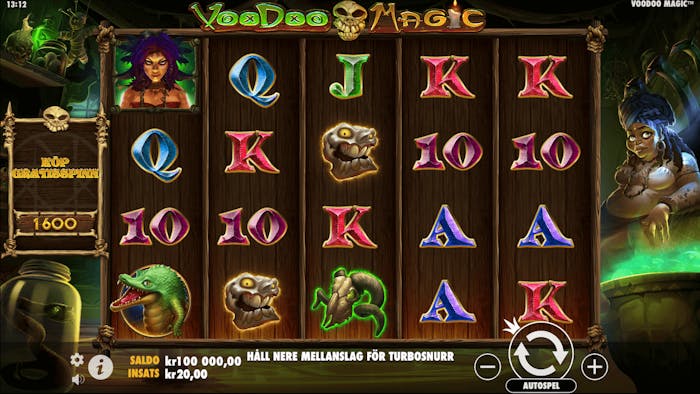 Voodoo Magic slot med mörk bakgrund och toner i lila och grönt. Symbolerna är en mix av kortsymboler och tematiska objekt som voodoo-dockor och dödskallar. 