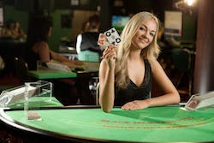 Kvinna spelar blackjack live
